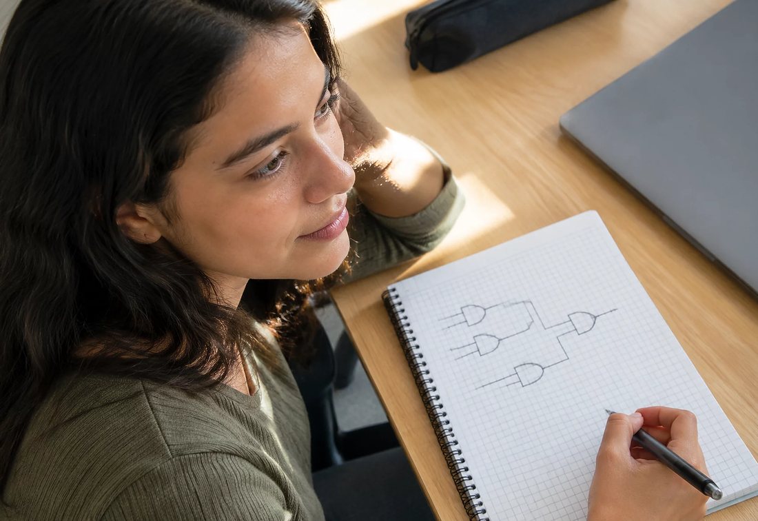 Colegas revendo no tablet as anotações do encontro anterior